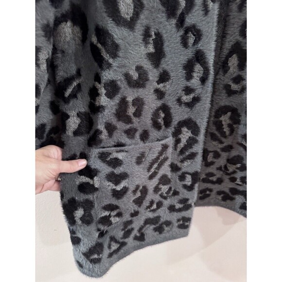 NEW Animal Print Cardigan Size Small Thick Fuzzy Cozy Urban Pockets CYRUS - Picture 2 of 7